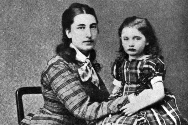 Victoria Benedictsson (1850–1888) med dottern Hilma 1887. 