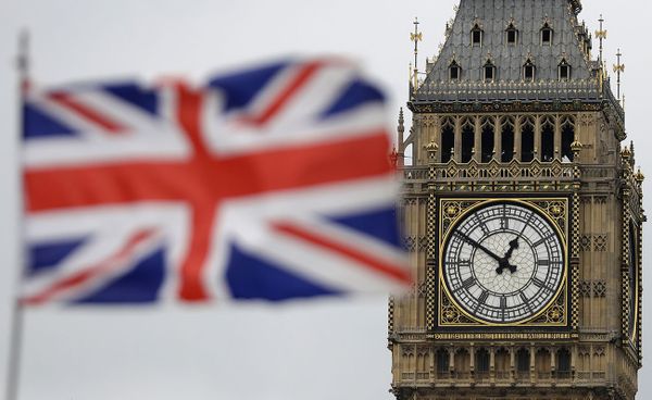 Brittiska flaggan vajar framför ”Big Ben” i London.