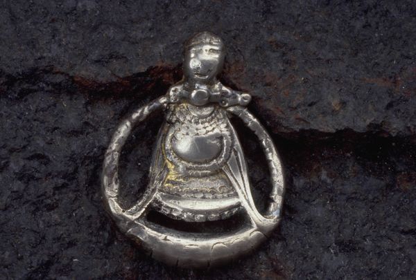 Ett vikingatida silversmycke som tros föreställa gudinnan Freja, hittad i en grav i Östergötland.