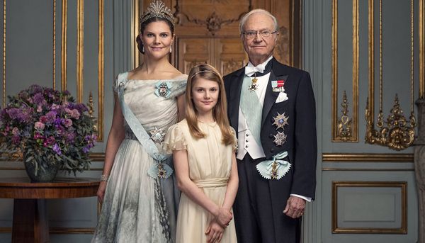 Tre generationer på slottet 2022: Kronprinsessan Victoria, kung Carl Gustaf och prinsessan Estelle.